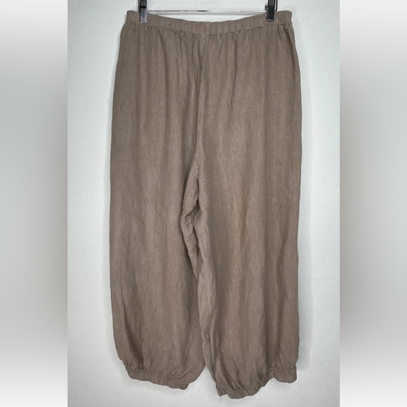 . Match Point Linen Gathered Hem Lagenlook Pant in mocha - Picture 2 of 5